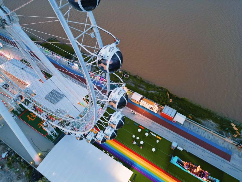 摩天轮下的彩虹跑道图片