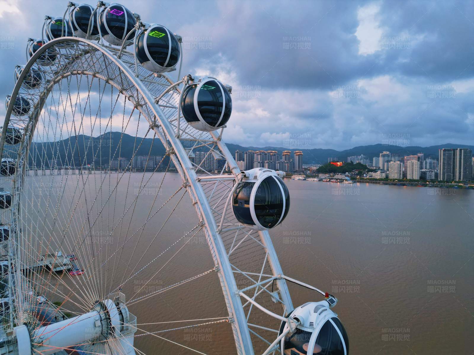 摩天轮上的城市黄昏图片