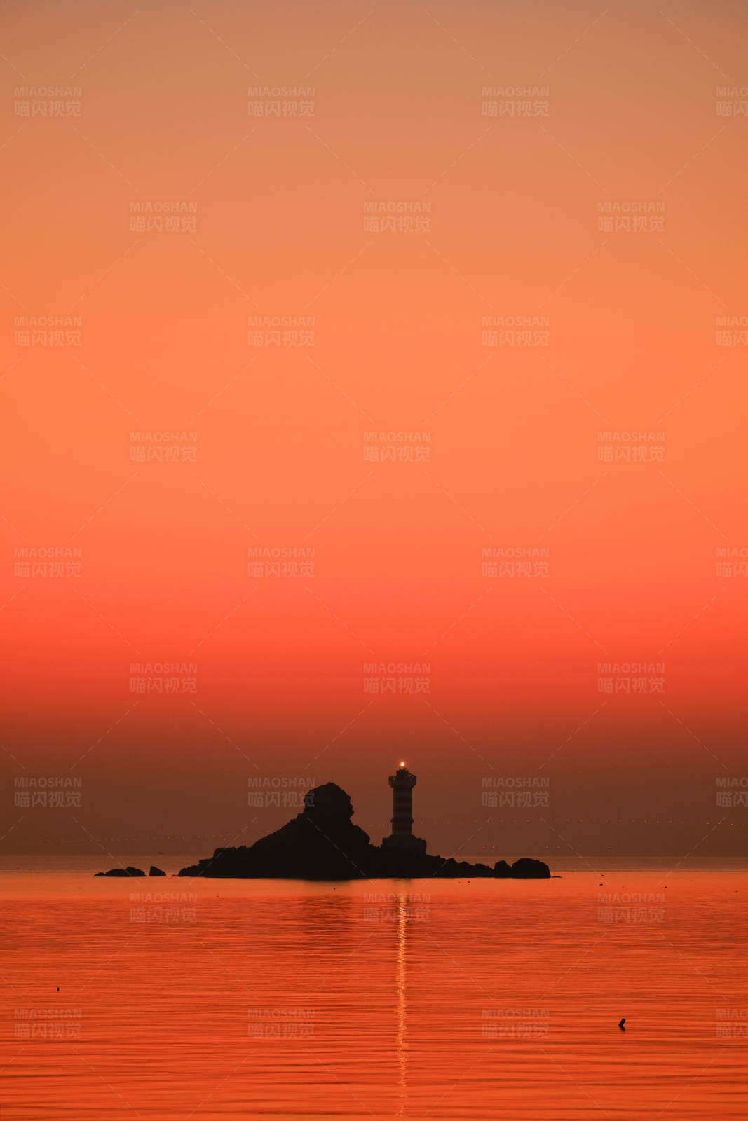 日落灯塔剪影图片