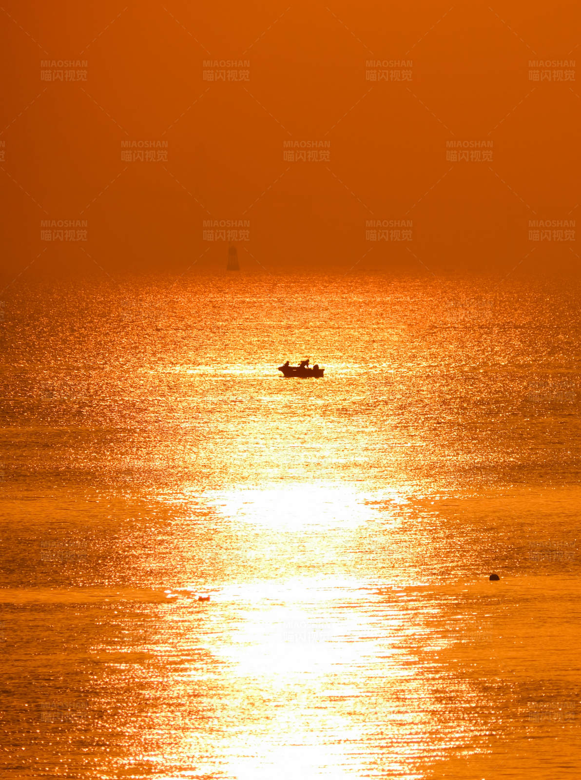夕阳下的海上孤舟图片