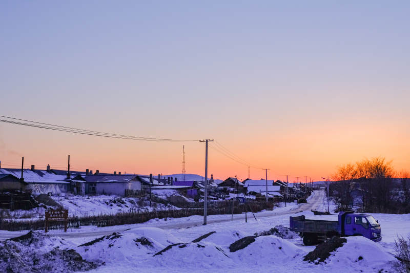 冬日黄昏的雪地村庄图片