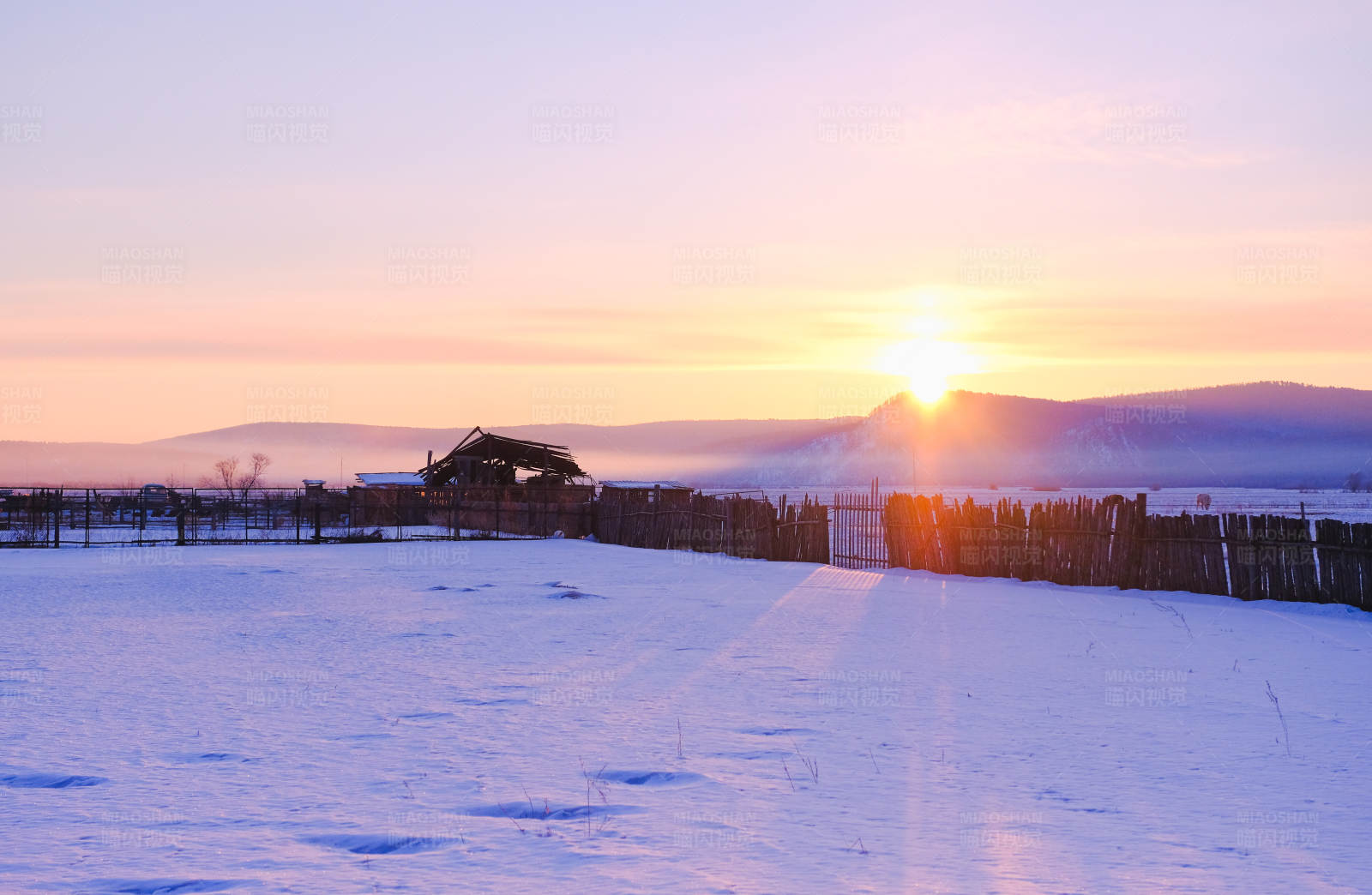 冬日夕阳下的雪原图片