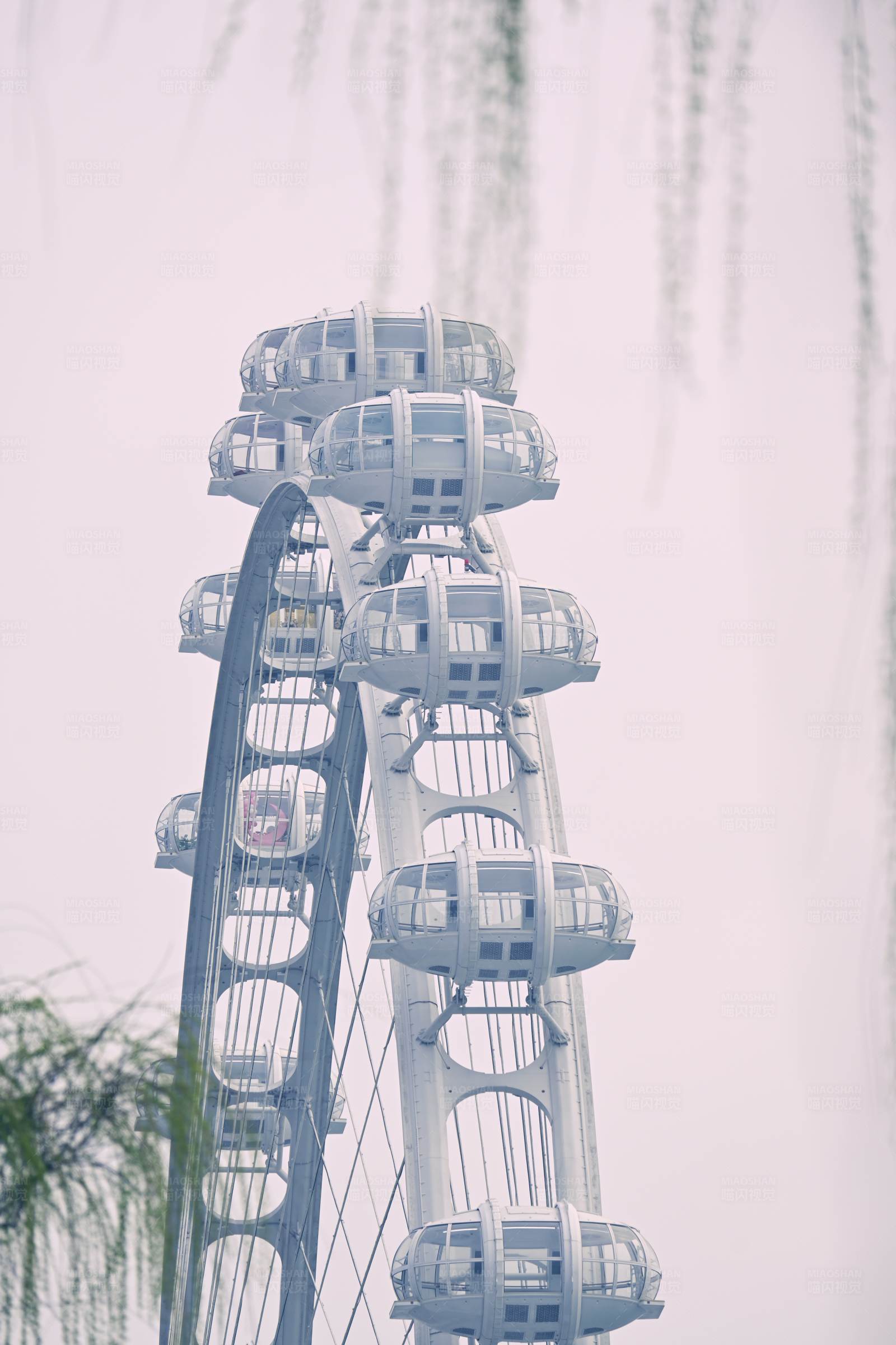 摩天轮的浪漫瞬间图片