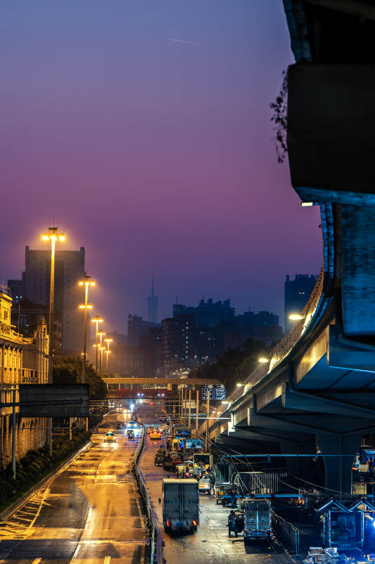 城市黄昏交通景象图片