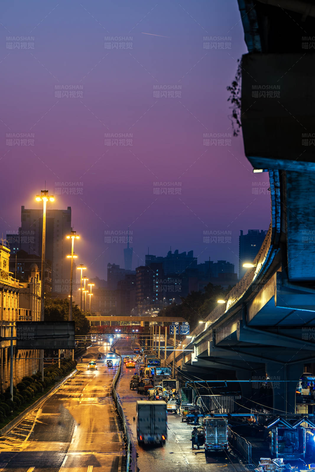 城市黄昏交通景象图片