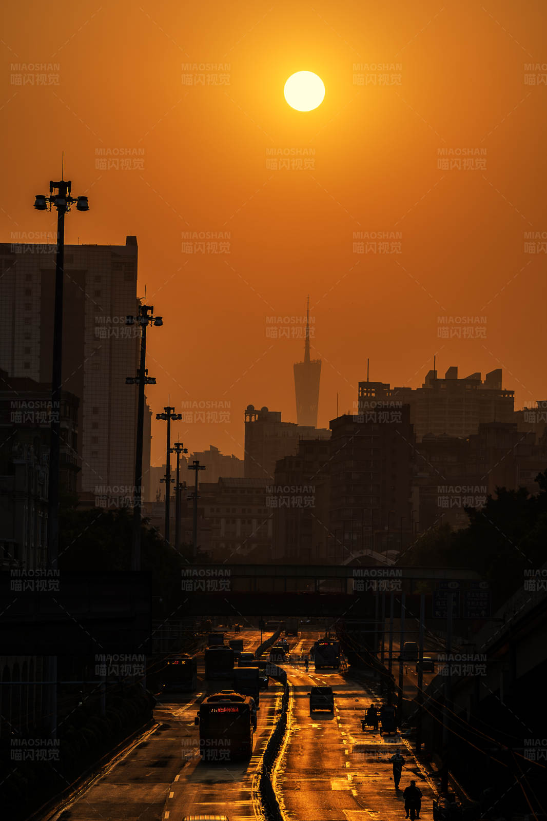 夕阳下的城市剪影图片