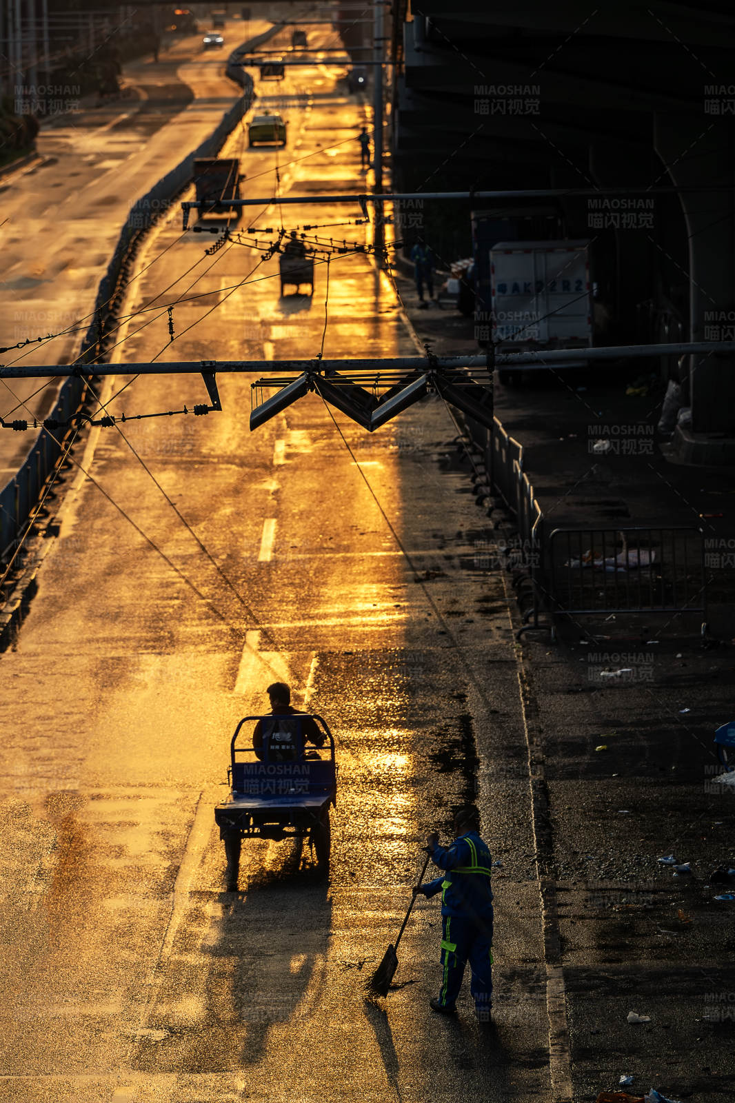 夕阳下的城市清洁工图片