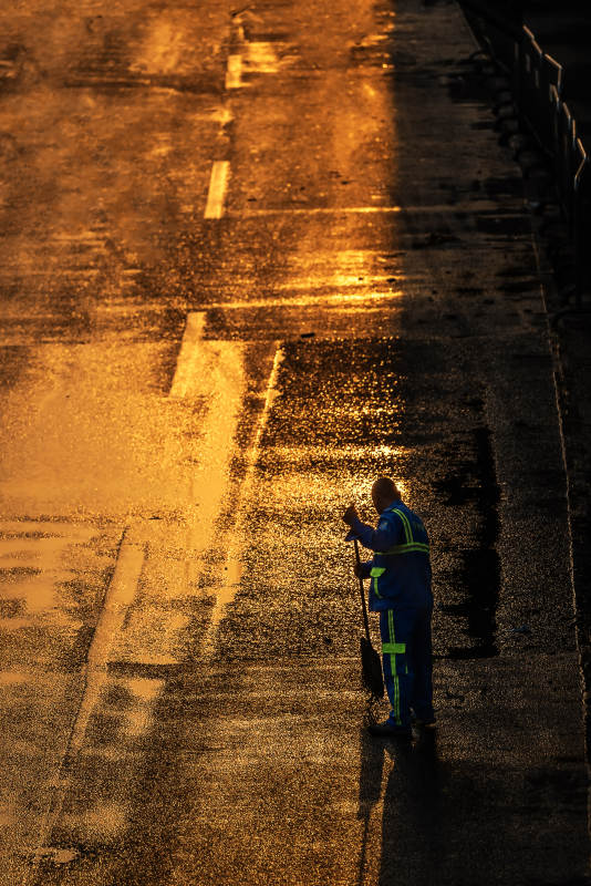 雨夜守护者图片