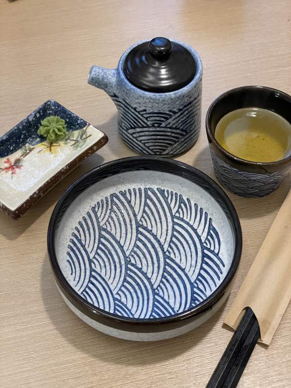 日式茶具与甜点图片