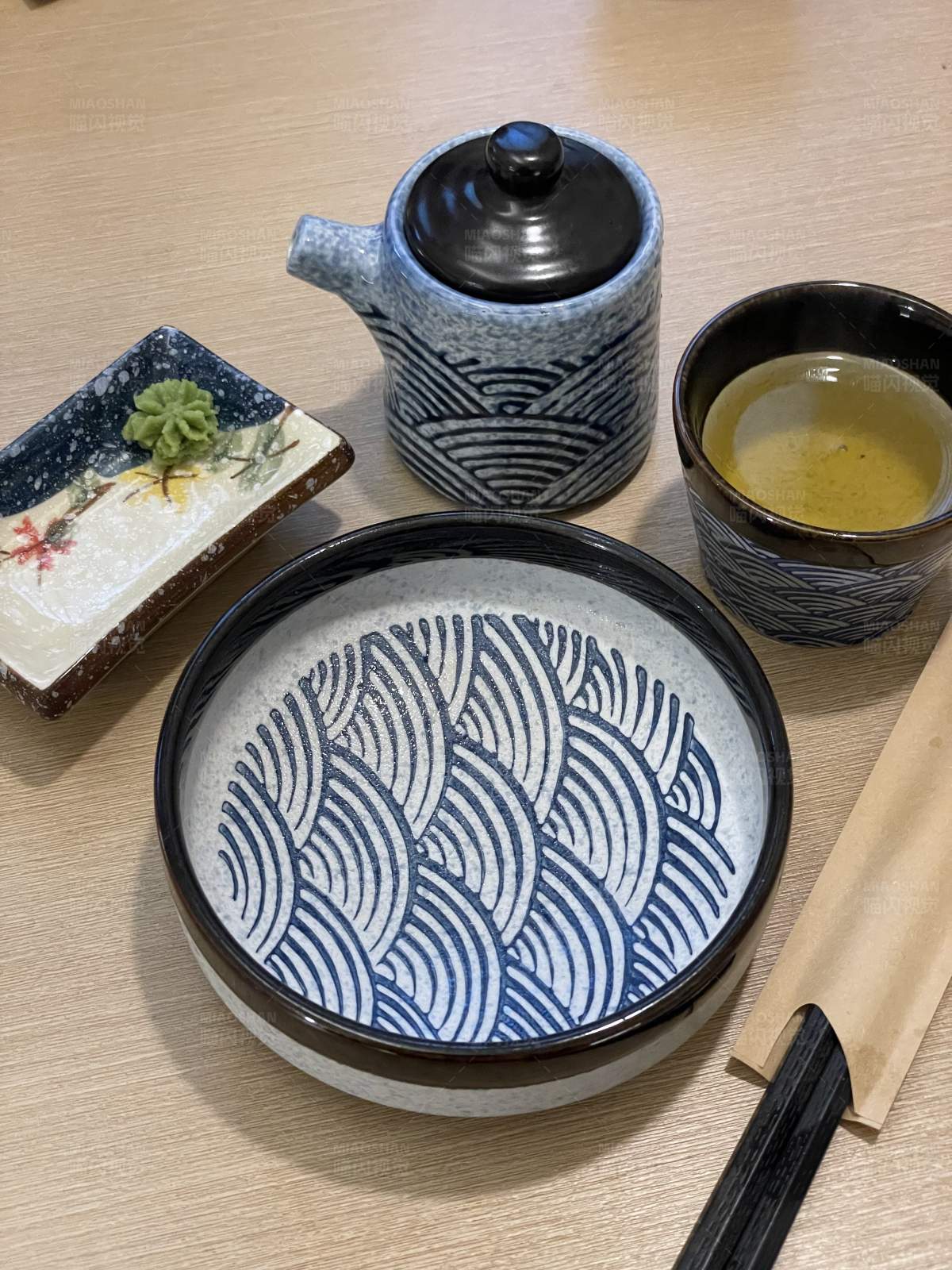 日式茶具与甜点图片