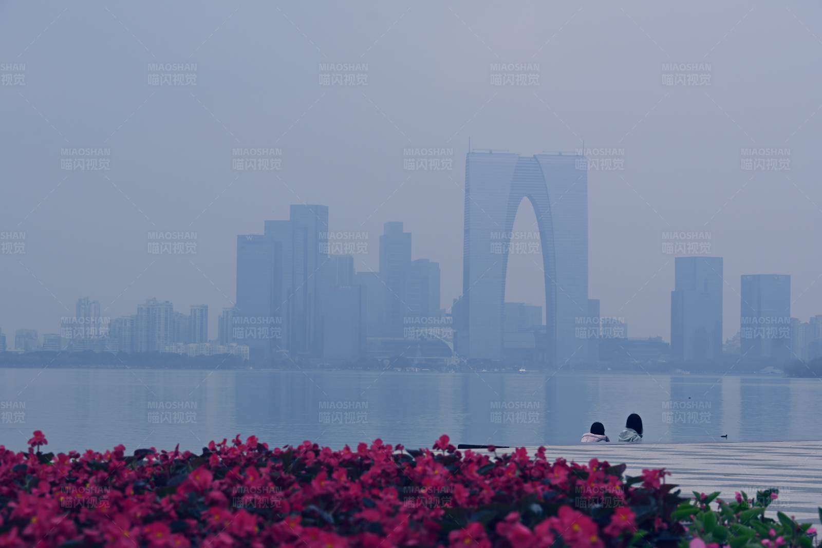 烟雨江南 花开湖畔图片