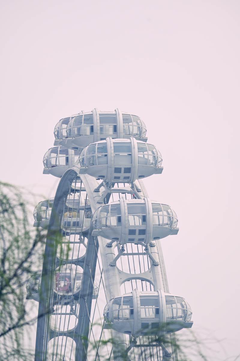 摩天轮的白色梦幻图片