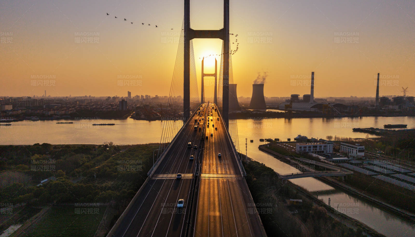 夕阳下的城市大桥图片