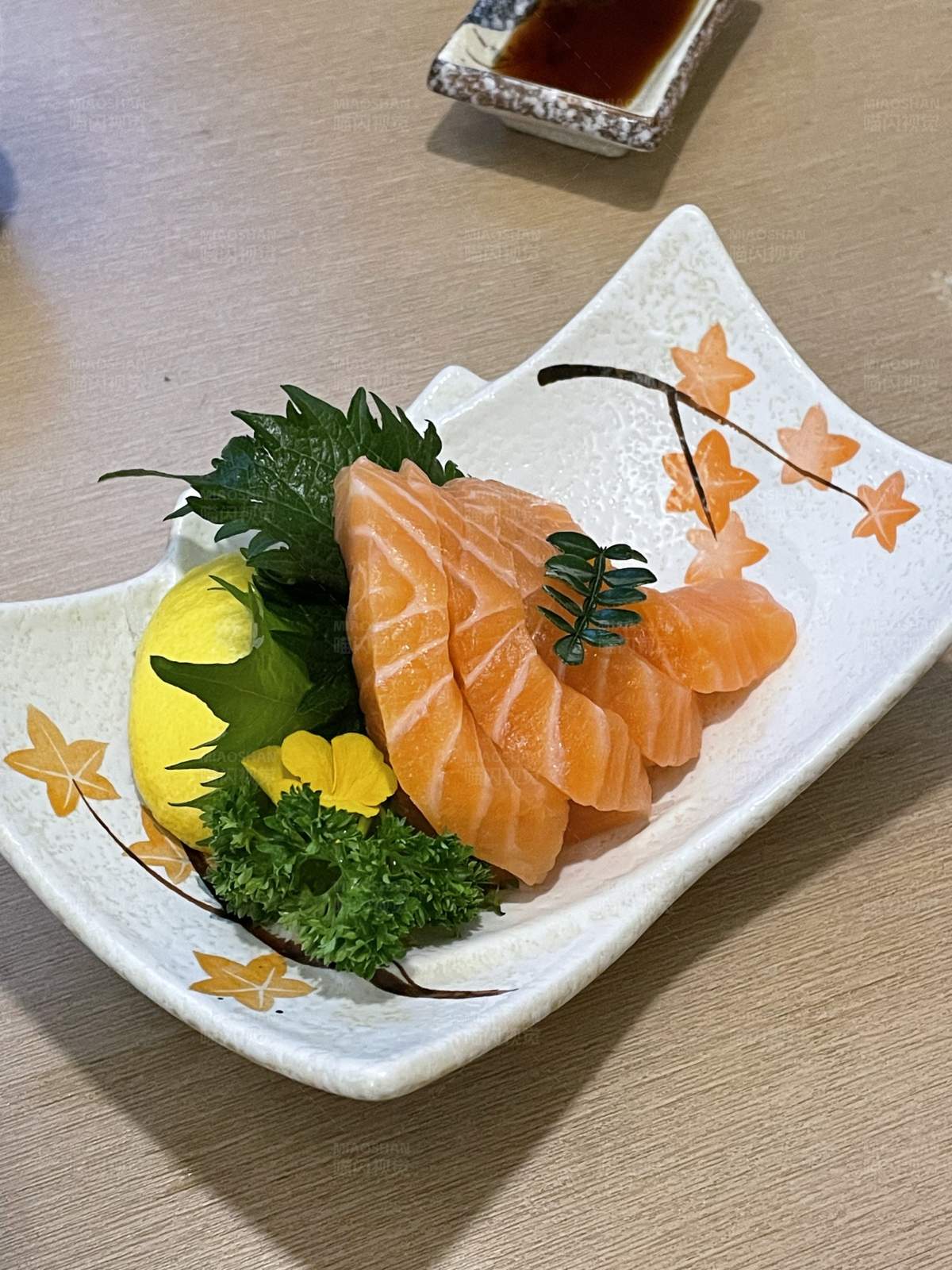 三文鱼刺身精美摆盘图片