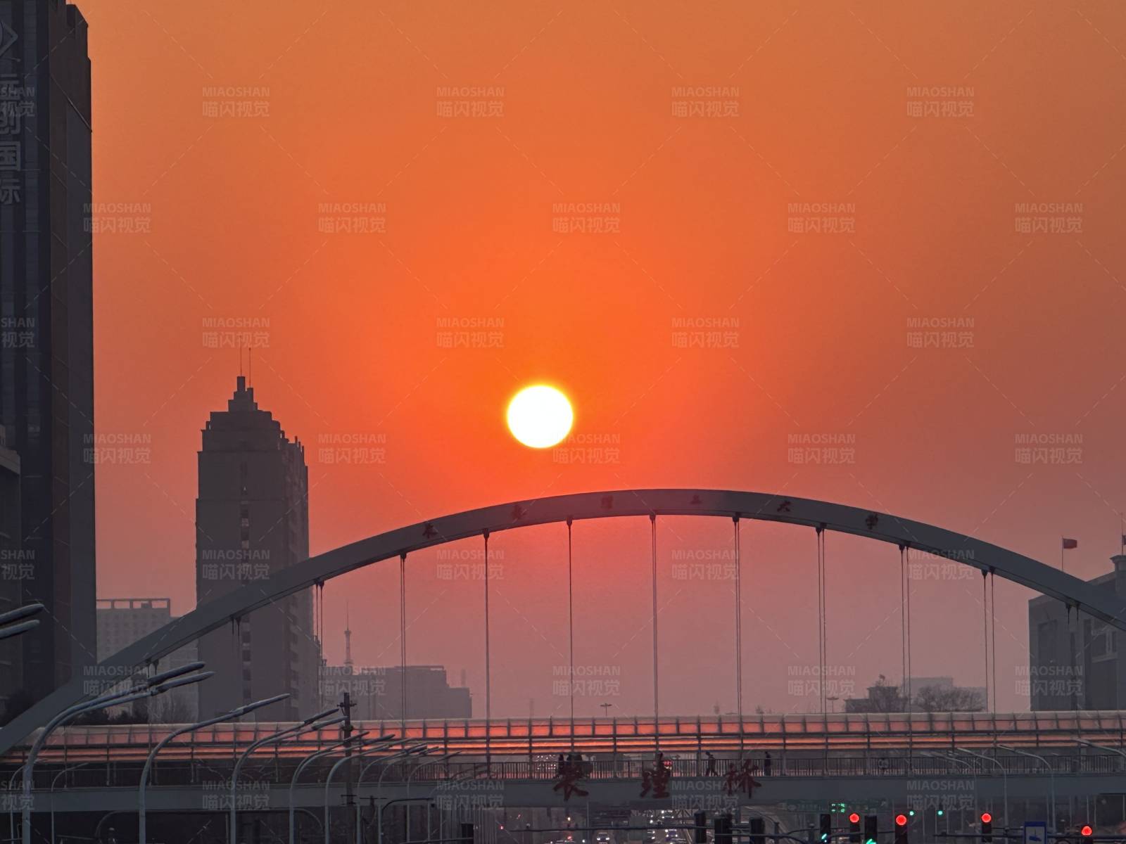 夕阳下的城市剪影图片