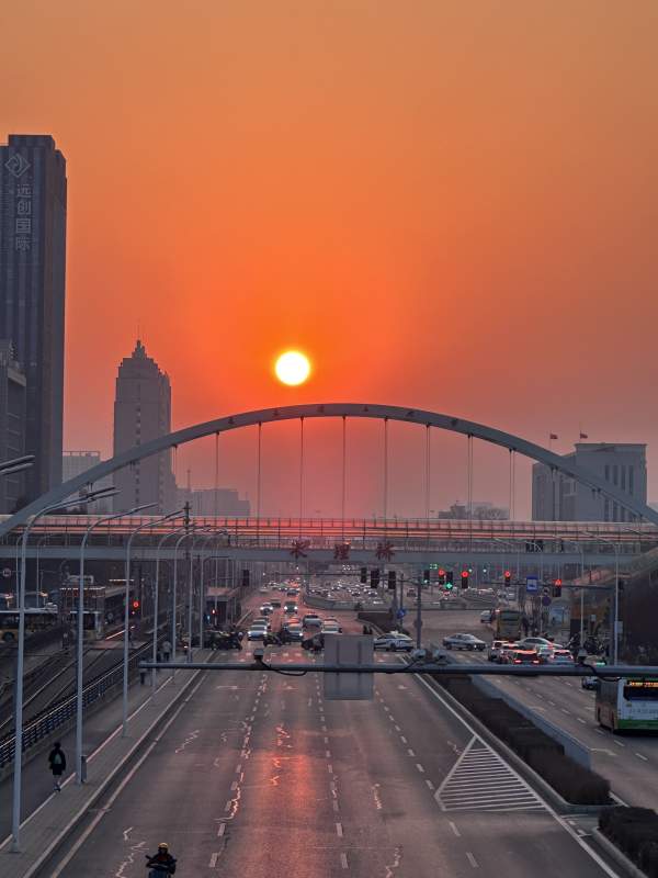 夕阳下的城市桥梁图片