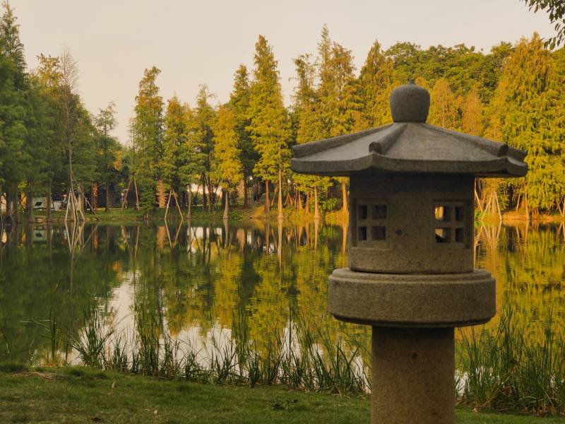 湖畔石灯映秋色图片