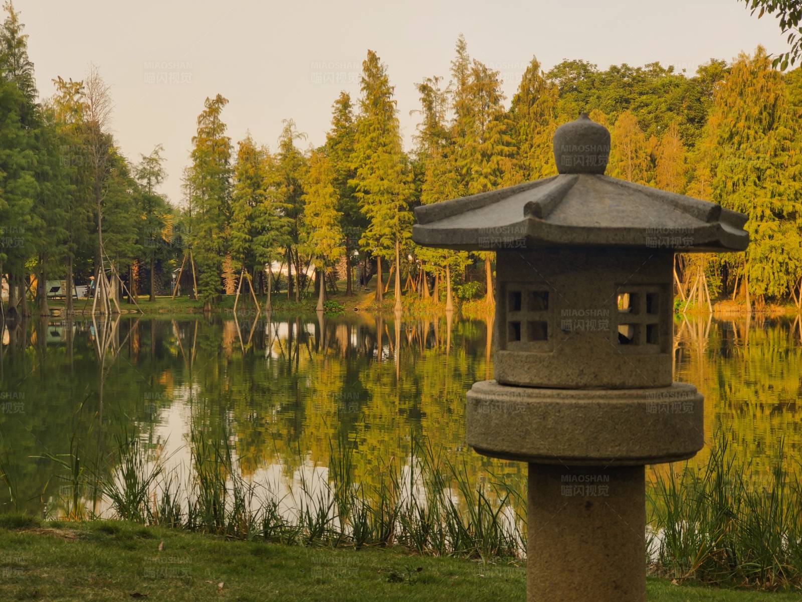 湖畔石灯映秋色图片