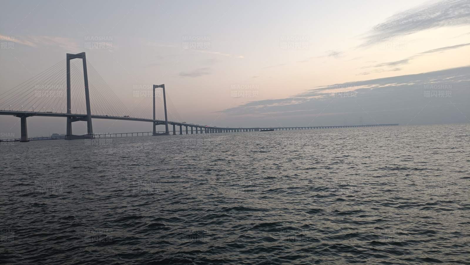 海上大桥夕阳景图片