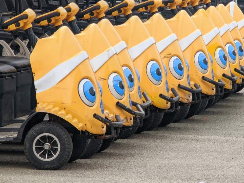 一排黄色卡通电动车图片