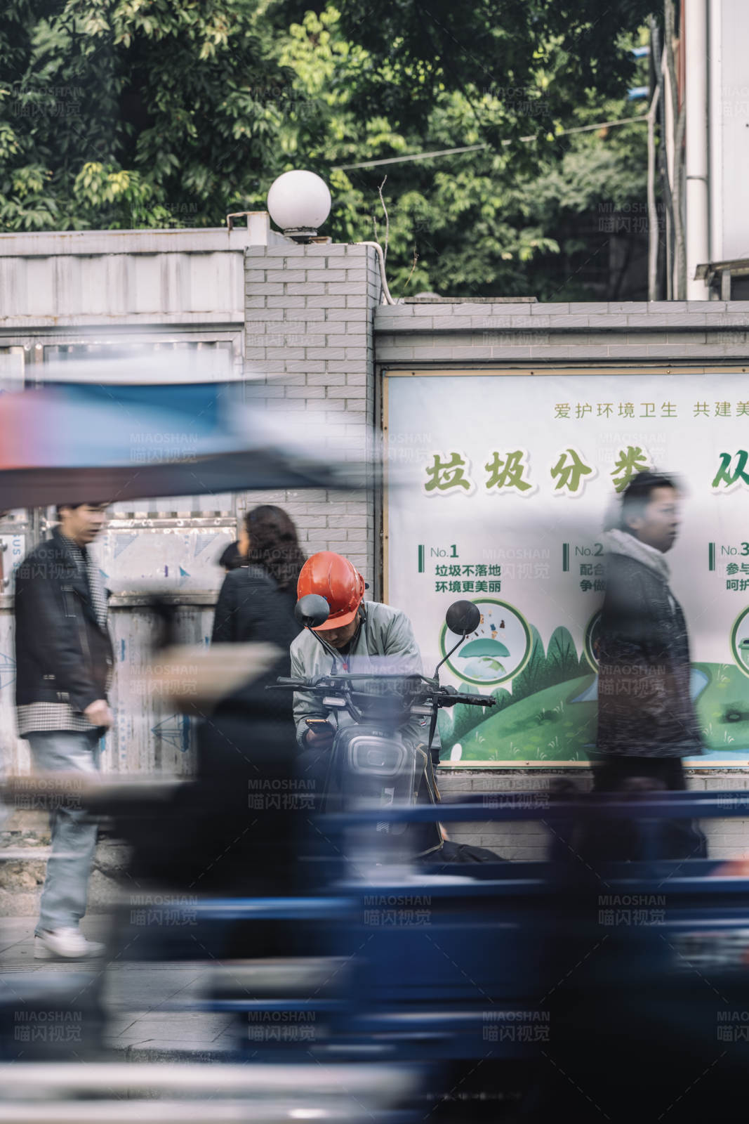 城市街头的繁忙景象图片