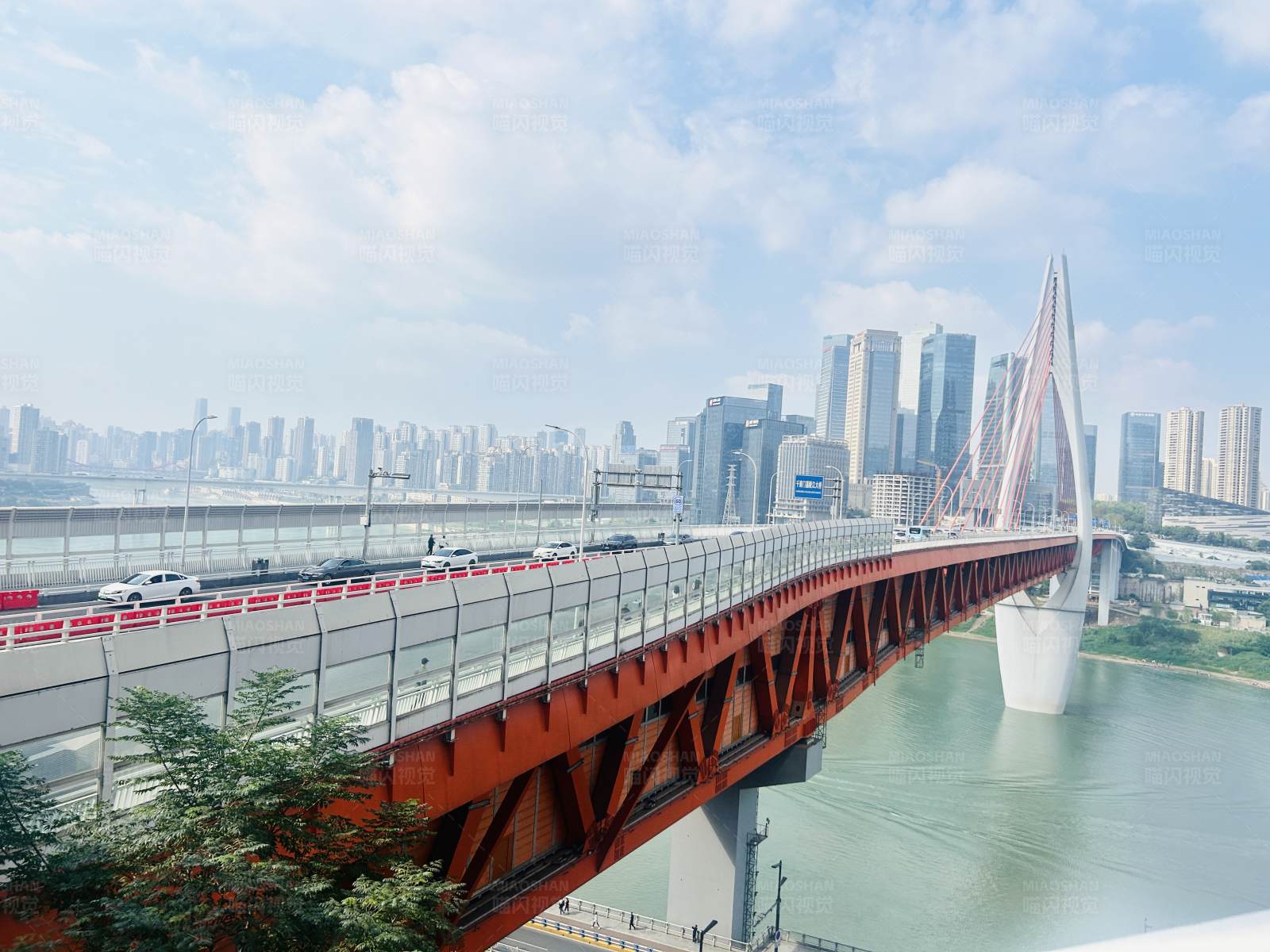 城市桥梁与天际线图片