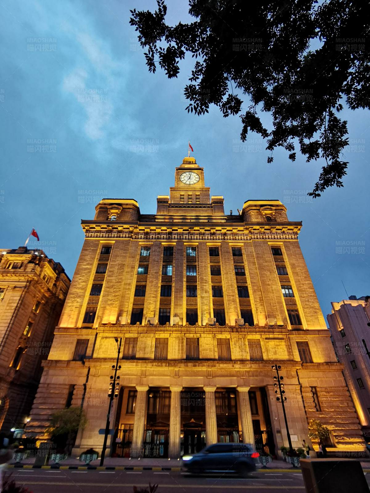 夜幕下的古典建筑图片