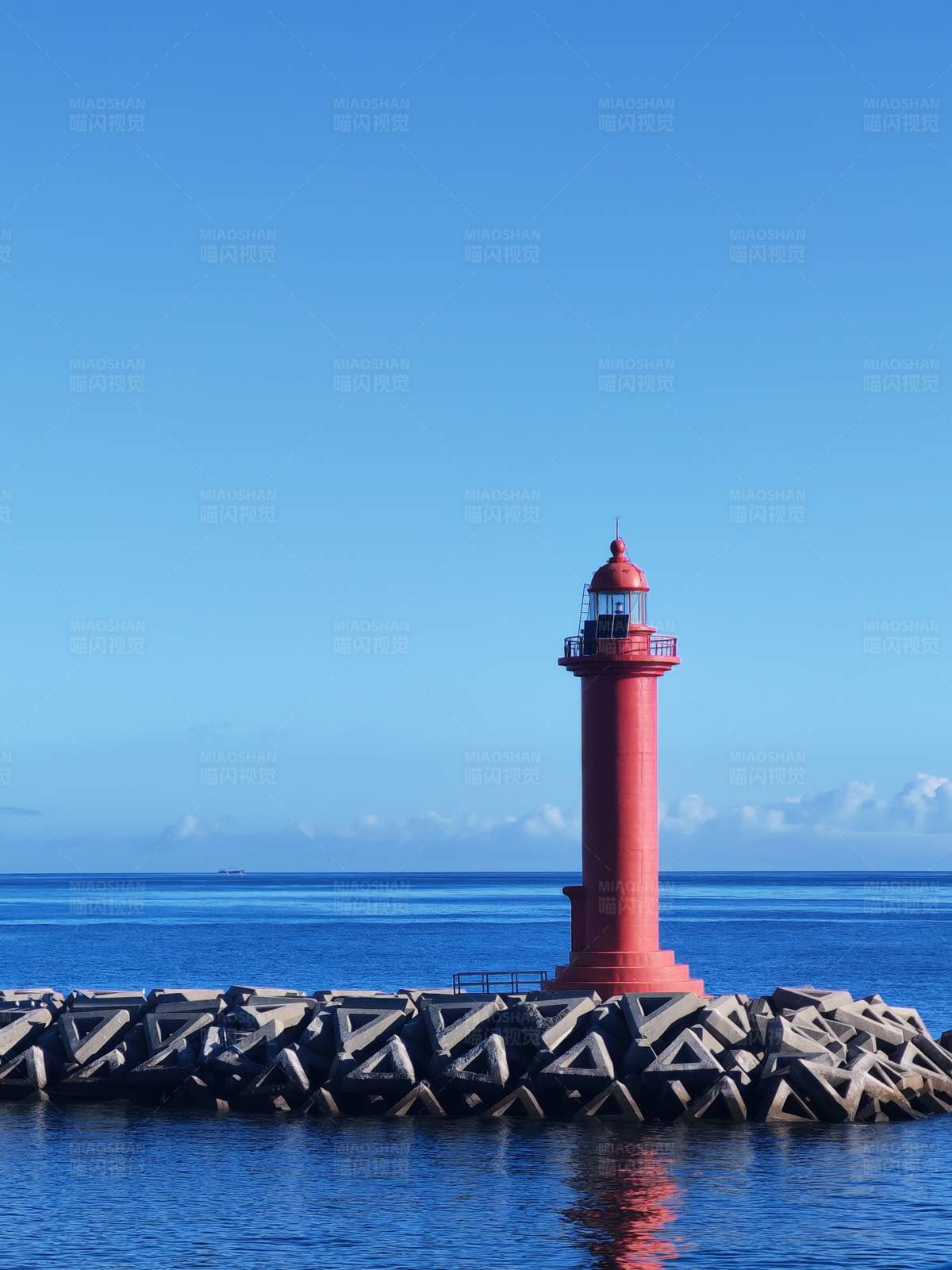 红灯塔与海图片