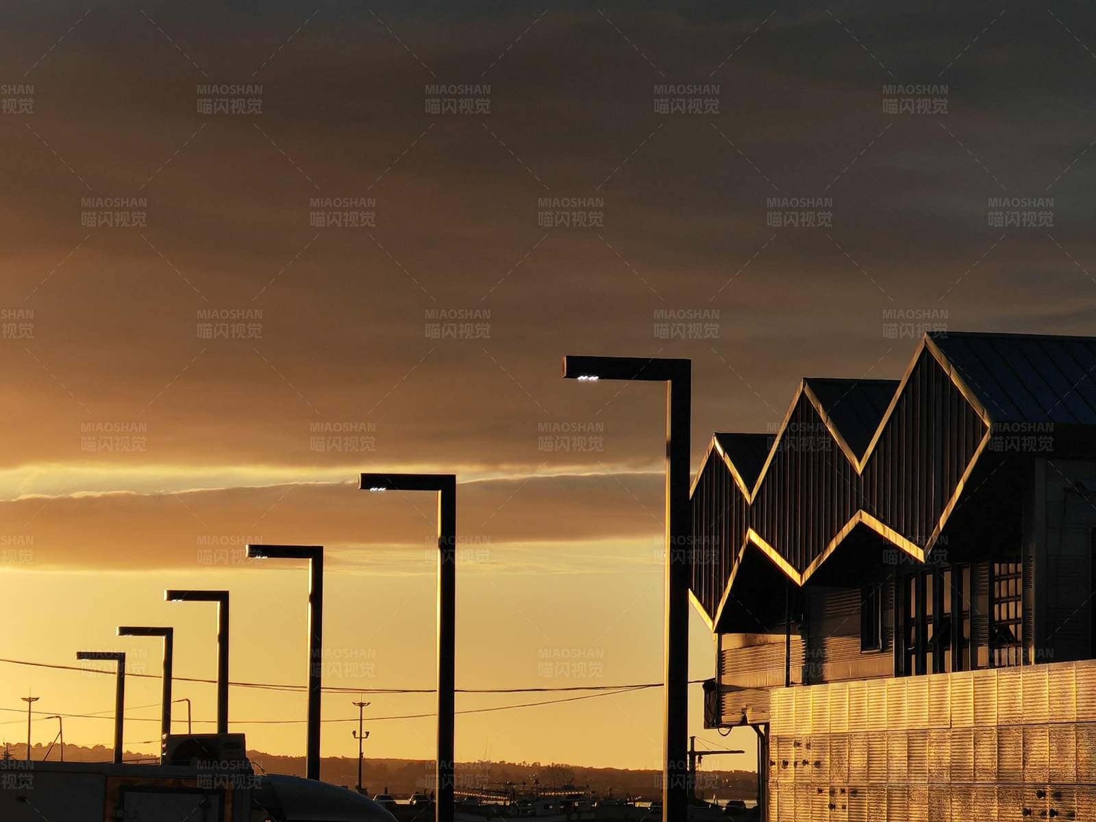 夕阳下的现代建筑剪影图片