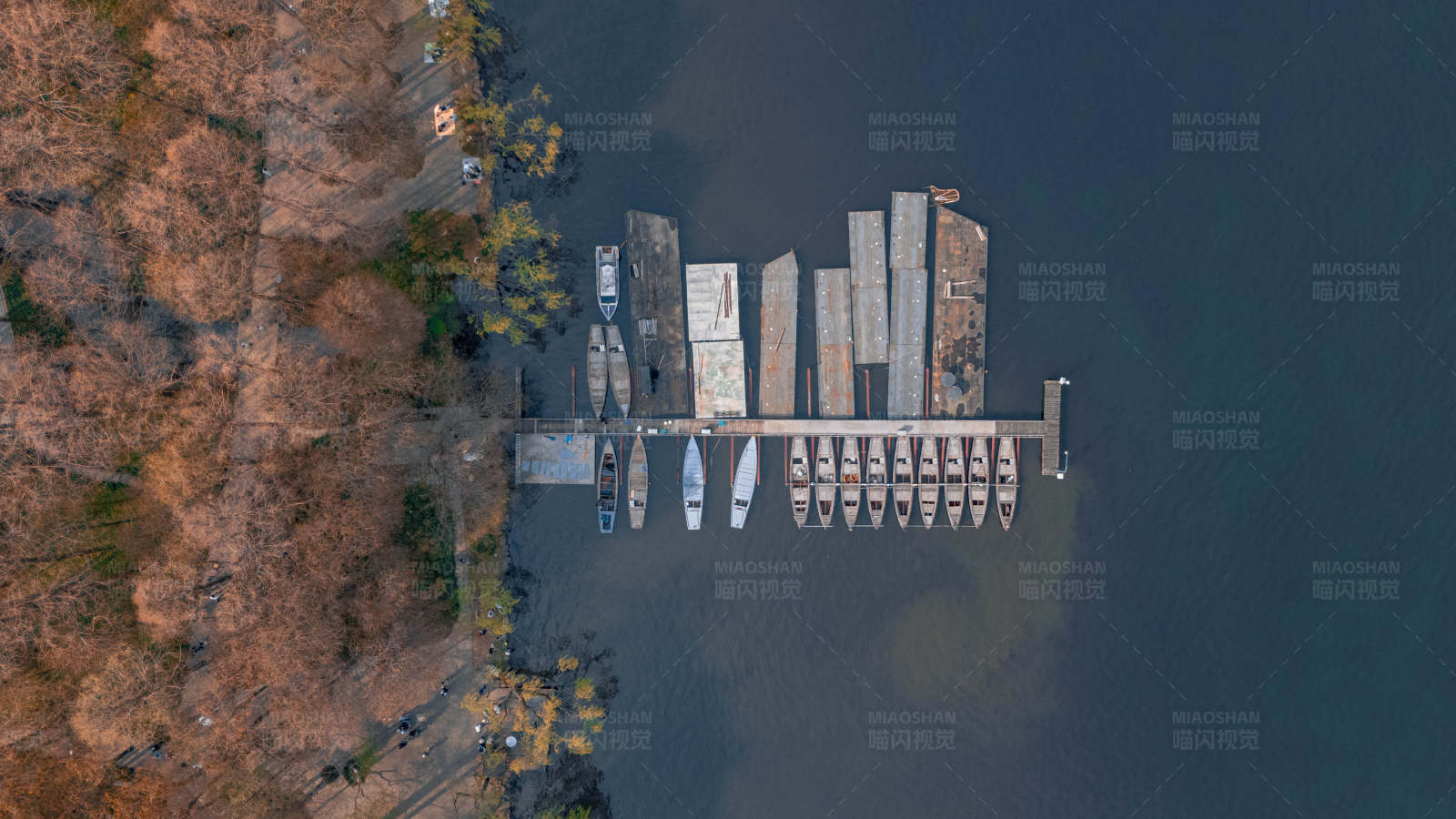 湖畔码头秋景图片