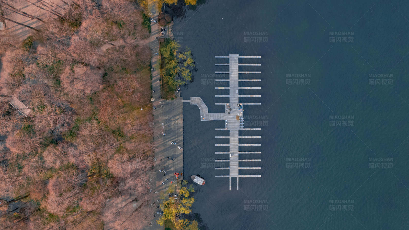 湖畔码头俯瞰图图片