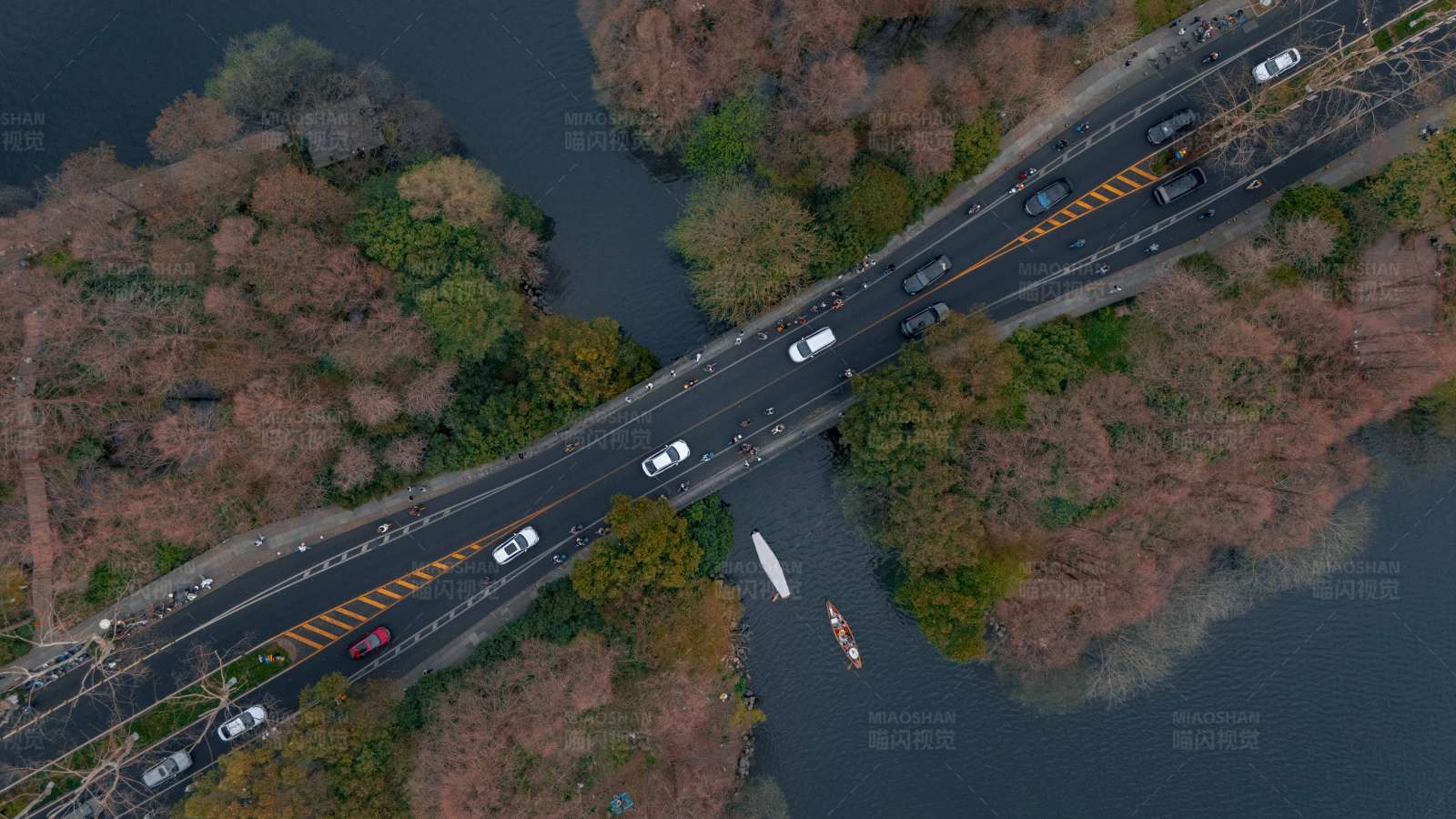 秋日湖畔交通图片