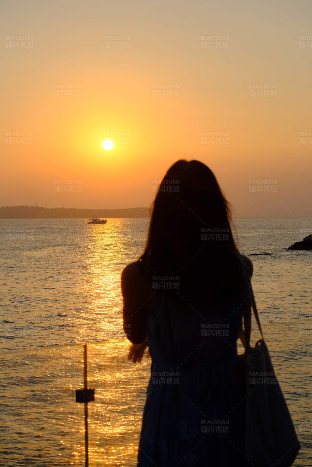 夕阳下的海边剪影图片