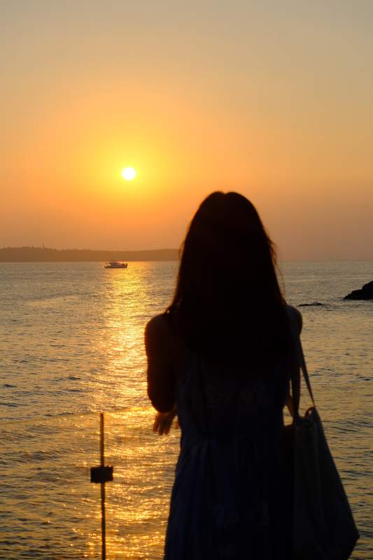 夕阳下的海边剪影图片