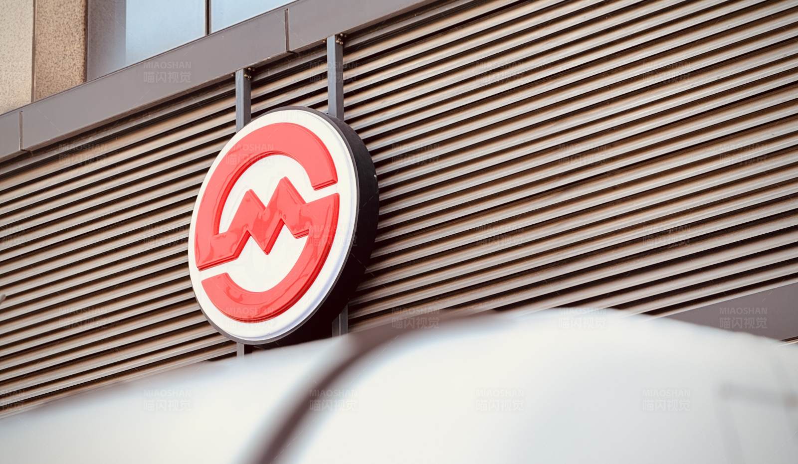 上海地铁标志特写图片