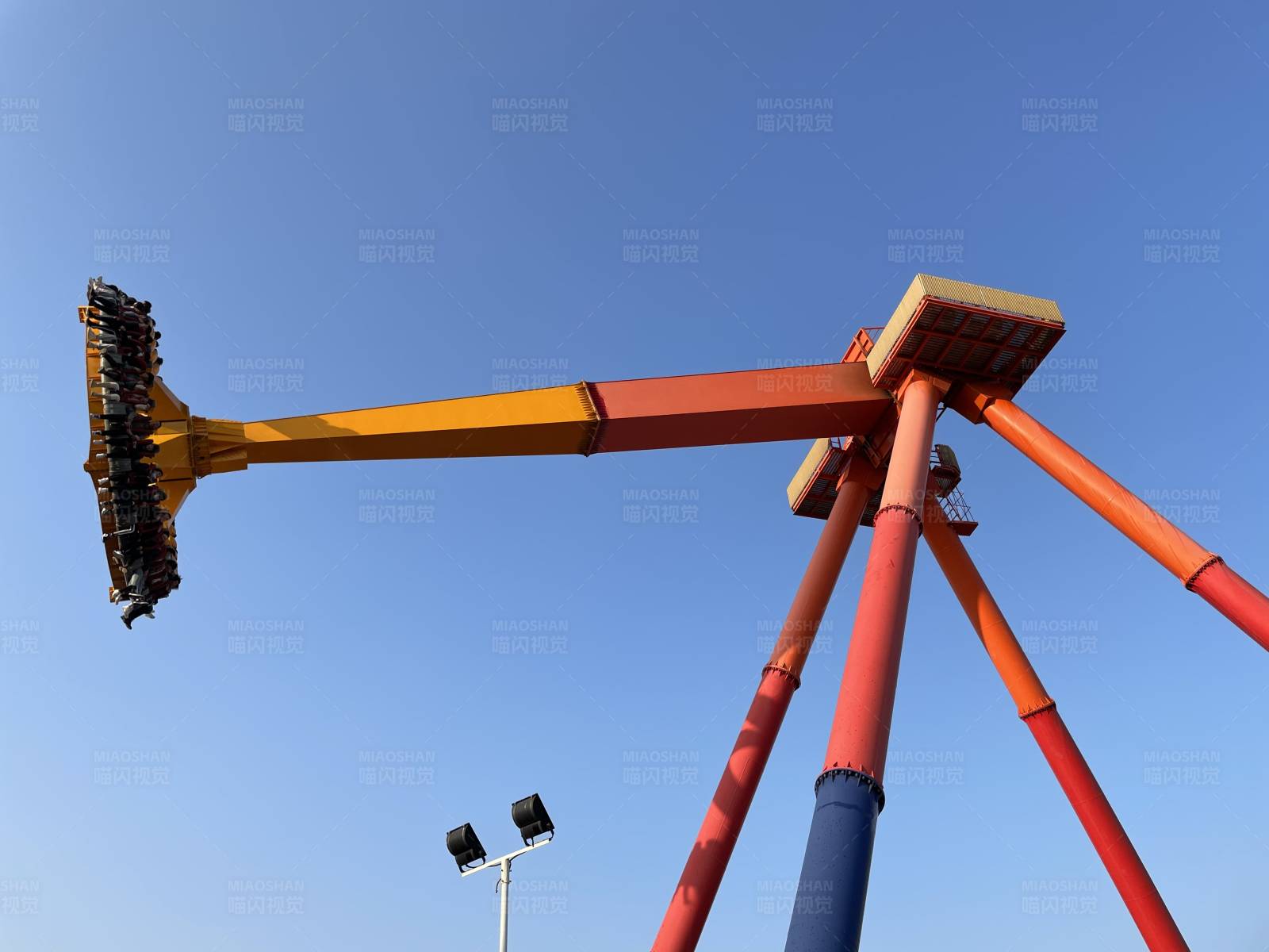 高空秋千游乐设施图片