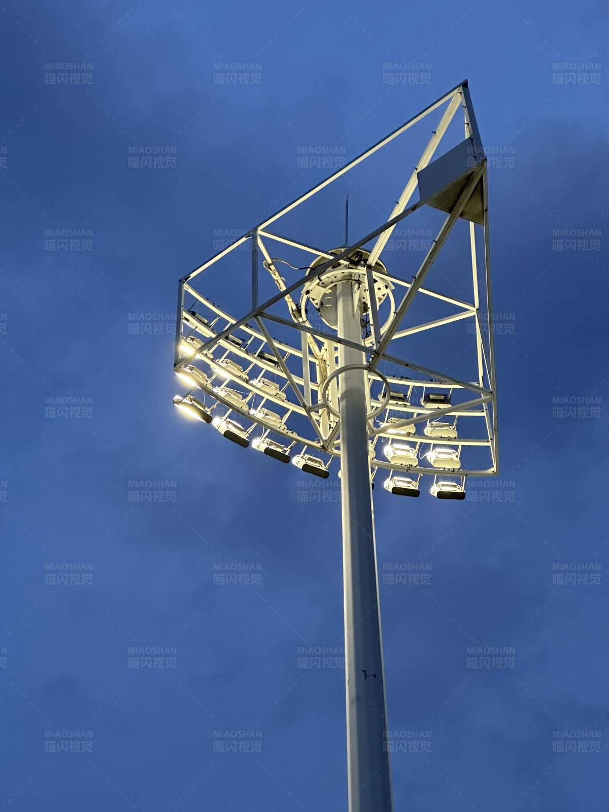 高耸灯塔照亮夜空图片