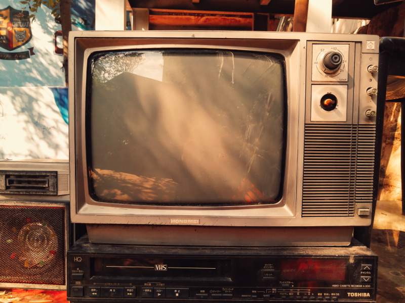 老旧电视机与录像机图片