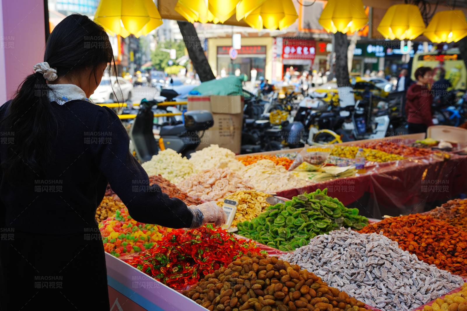 市场上的干果摊位图片