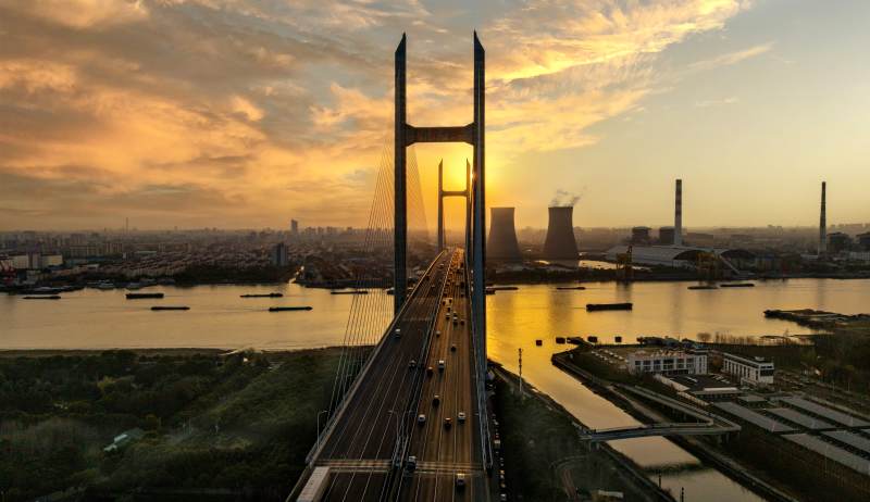 夕阳下的城市大桥图片