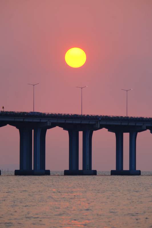 夕阳下的海上大桥图片