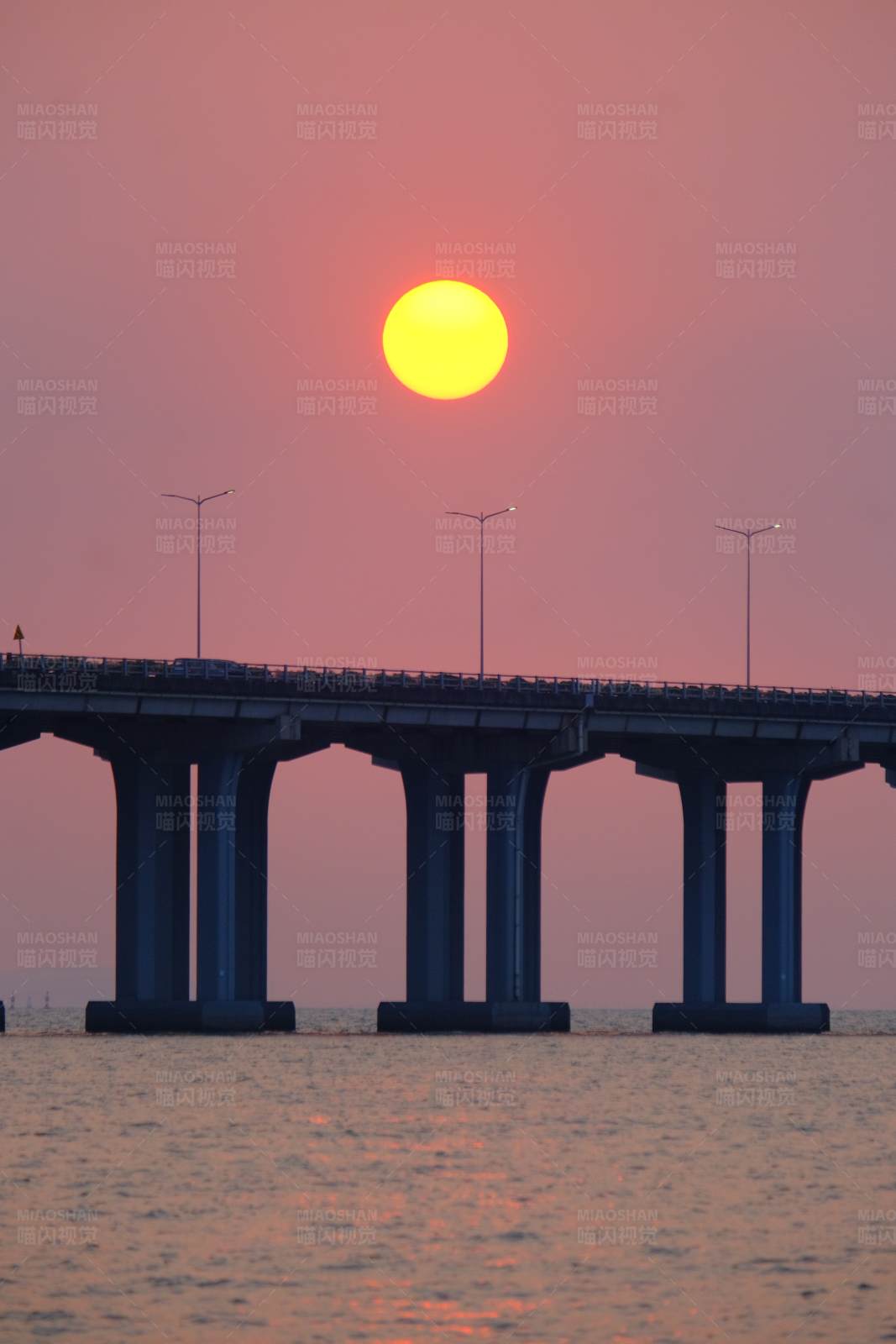夕阳下的海上大桥图片