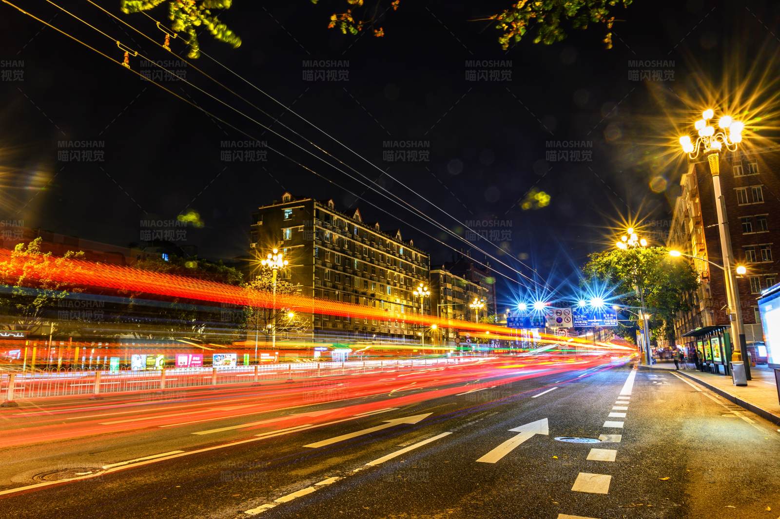 夜幕下的城市霓虹图片