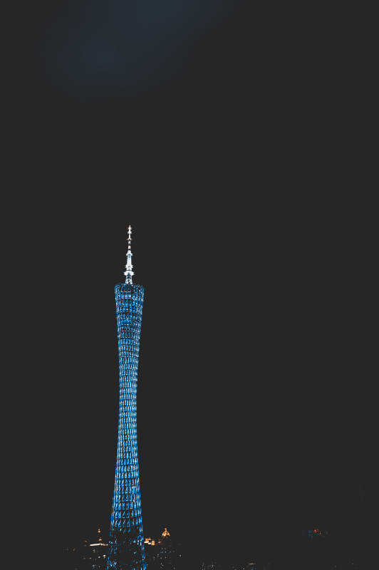 夜色中的蓝色塔楼图片