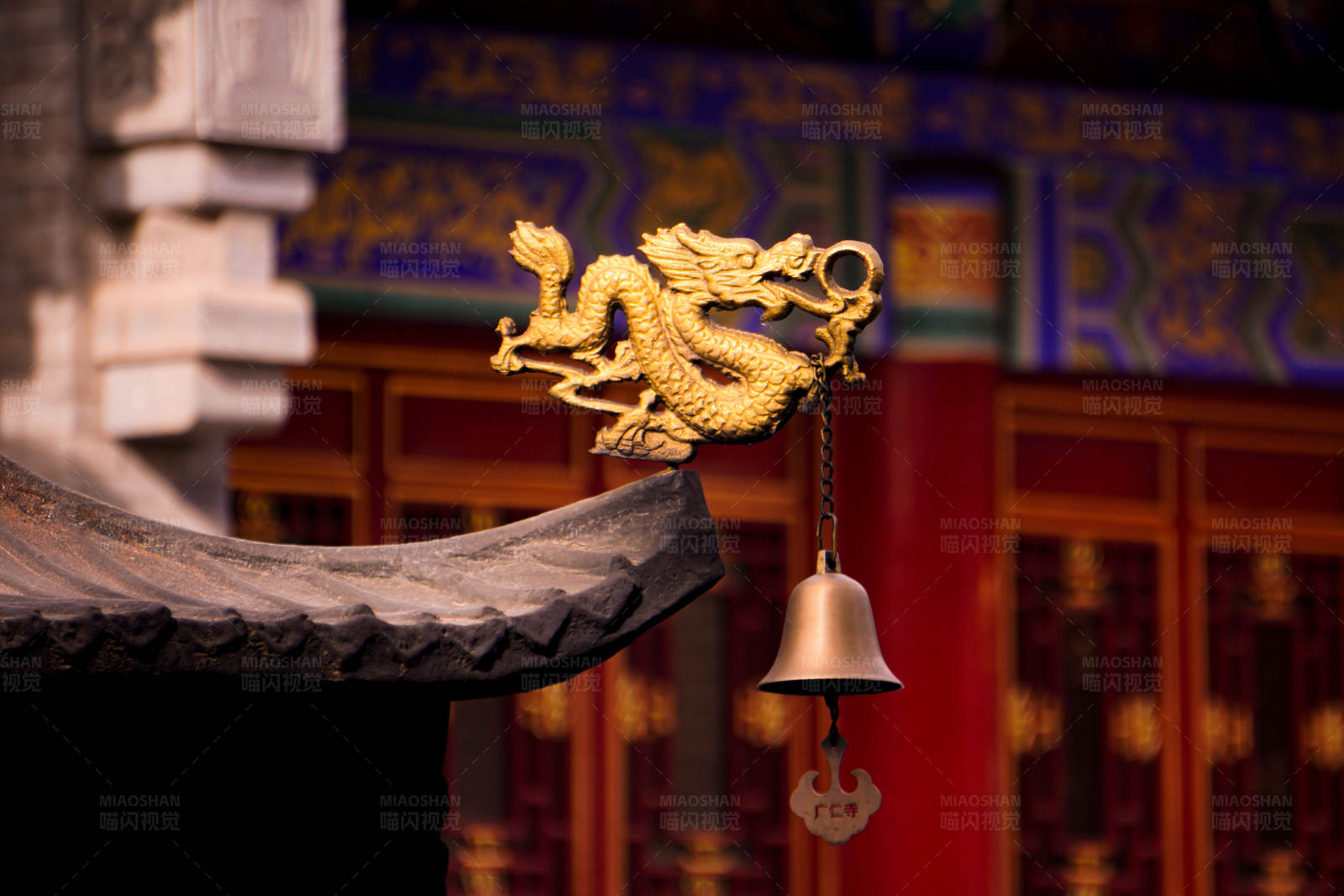 金色龙雕与铃铛图片