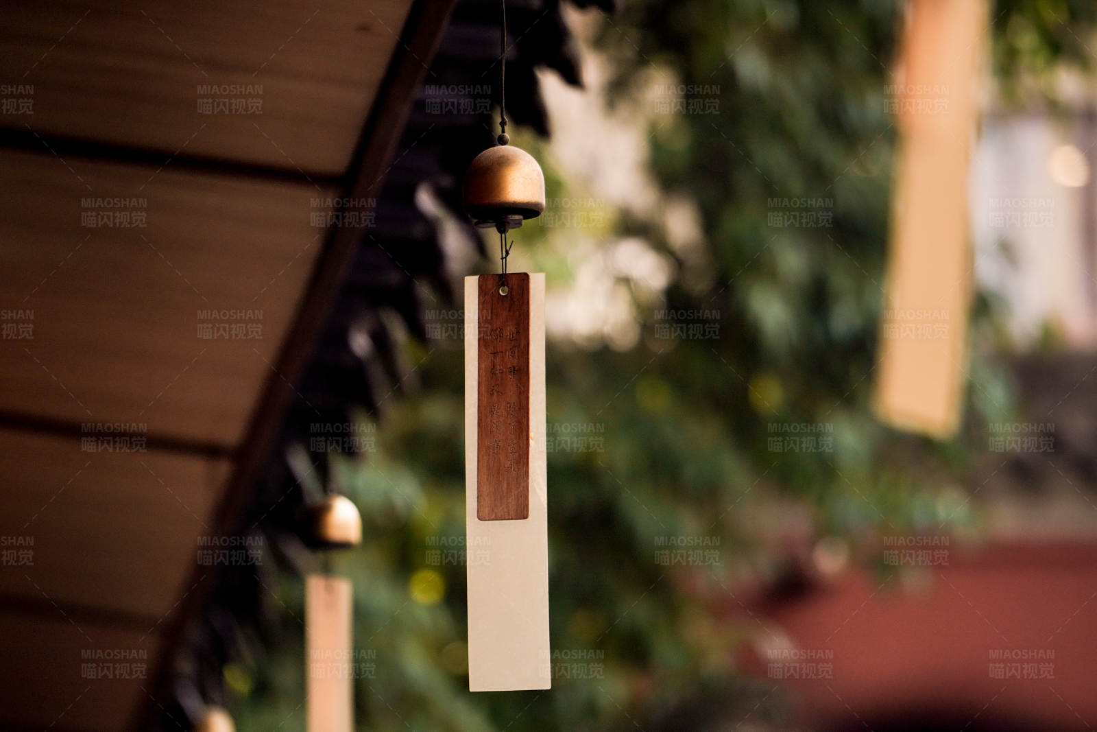 风铃挂屋檐 静待清风图片