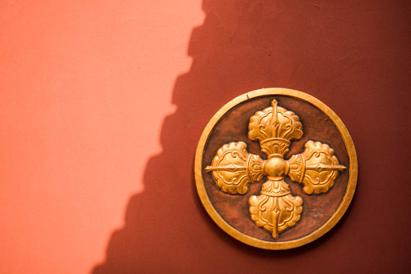 金色法轮图案图片