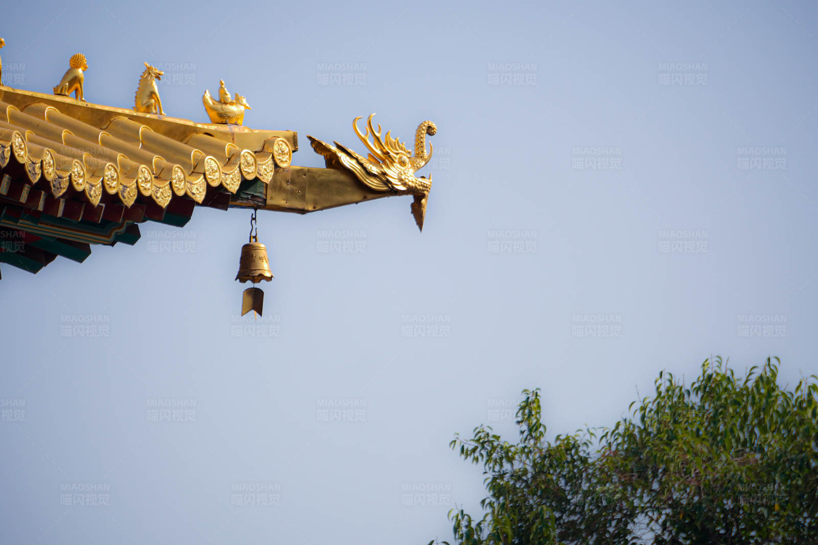 金色屋檐风铃响图片