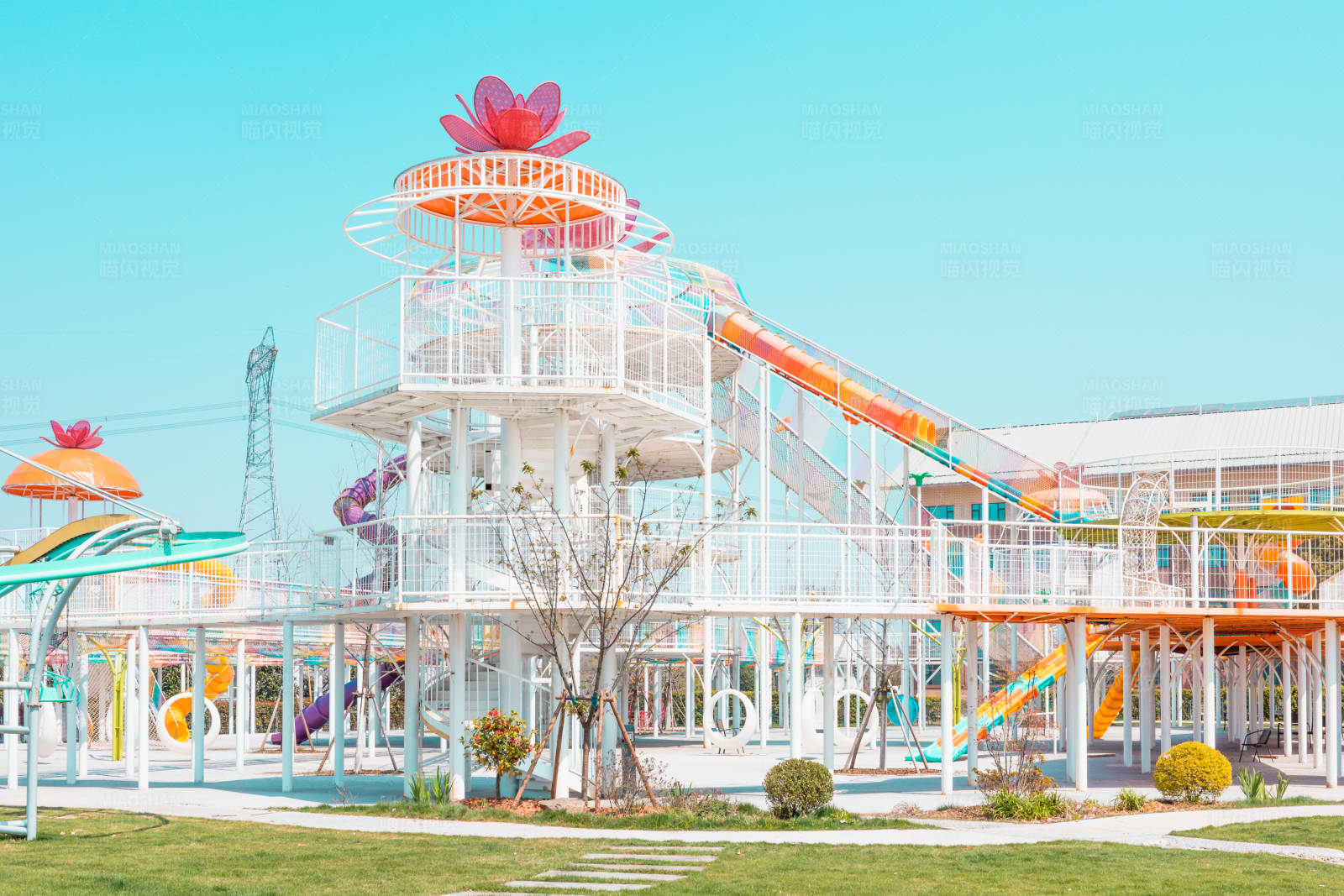 水上乐园滑梯设施图片