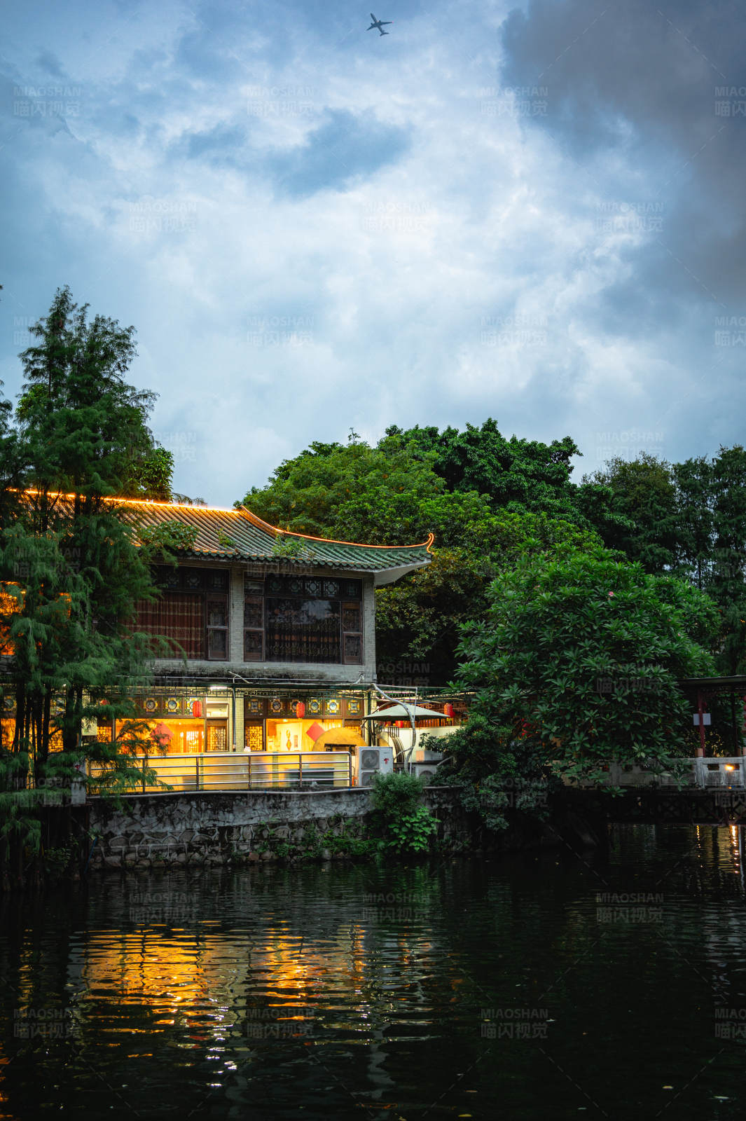 湖畔古建筑夜景图片